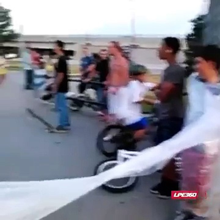 Enfant à vélo vs Ruban plastique