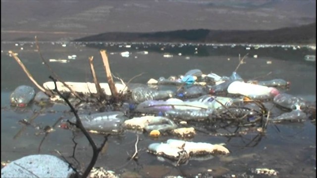 Ndotja – Mbetje inerte dhe plastike pluskojnë në sipërfaqe të liqenit të Fierzës