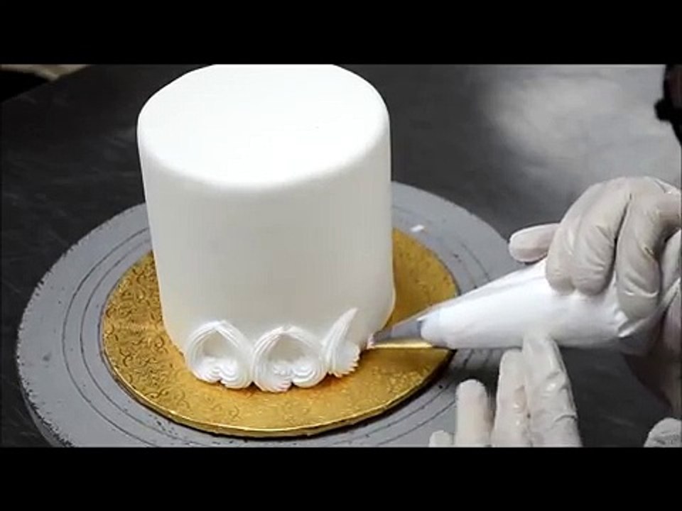 Designing a cake out with buttercream   Easy Cake Decorating Ideas