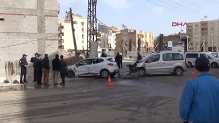 Kilis'te Otomobil ile Hafif Ticari Araç Çarpıştı: 4 Yaralı