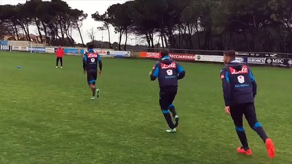 Les joueurs de Naples font un concours de glissade