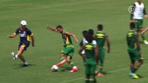 Com estilo ativo, Jorginho estimula e brinca com jogadores durante treino