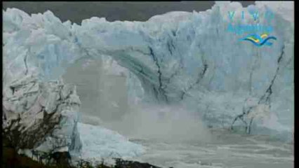 Espectacular derrumbe del característico "puente" del glaciar Perito Moreno