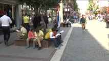 Minik Öğrenciler Sokakta Kitap Okudu