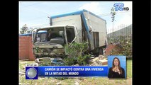 Camión se impactó contra una vivienda en la Mitad del Mundo