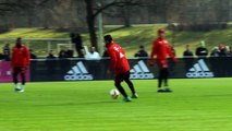 Thiago Alcantara humilie Sebastian Rode à l'entrainement