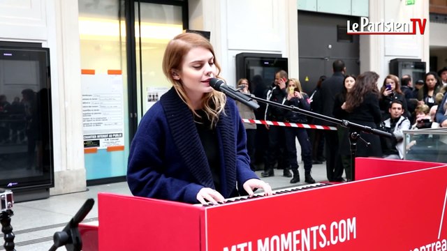 Cœur de Pirate donne un concert surprise gare Saint-Lazare