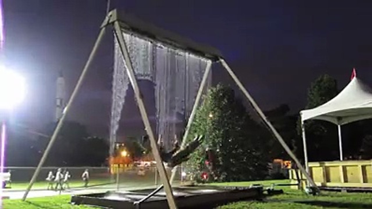 Muhteşem bir Salıncak izleyin