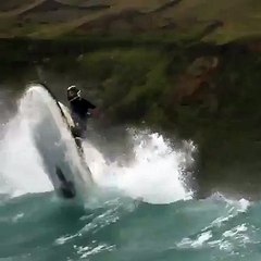 Jet ski s’envole dans les airs et percute un drone