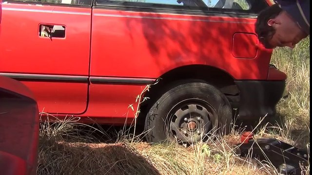 Avec deux vieilles roues de voiture, il se construit une chose très utile. Génial !