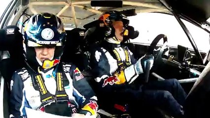 Le pilote Sébastien Ogier évite des vaches de justesse au Rallye du Mexique