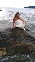 La accidentada sesión de fotos en el mar de una novia