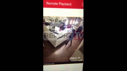 Report TV - Tiranë, vidhnin me armë e dhunë policia arreston 7 adoleshentët