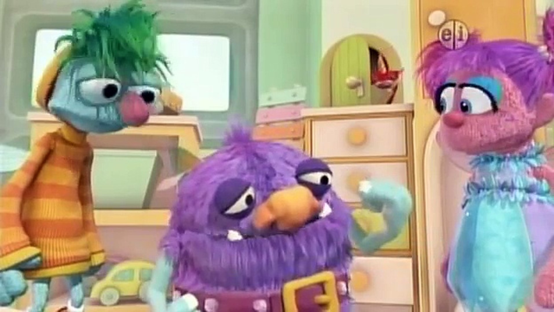 Sesame Street - Elmo Finds a Baby Bird - Dailymotion Video