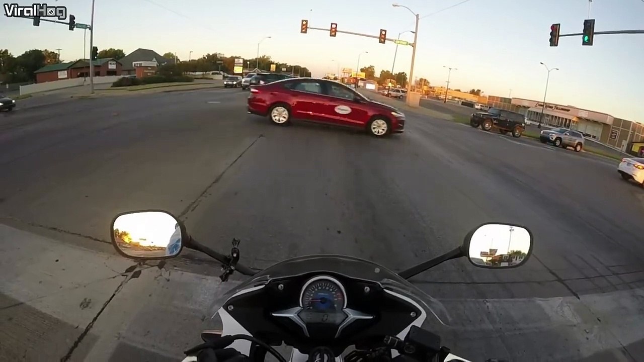 A kind woman saves a cute kitten from an intersection in Oklahoma