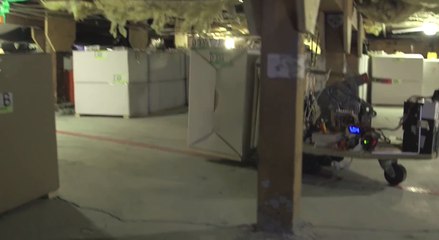 Il collectionne 1000 bouteilles de Klein sous sa maison !