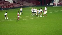 Em jogo de futebol feminino na Inglaterra, jogadora pisa na cabeça da adversária