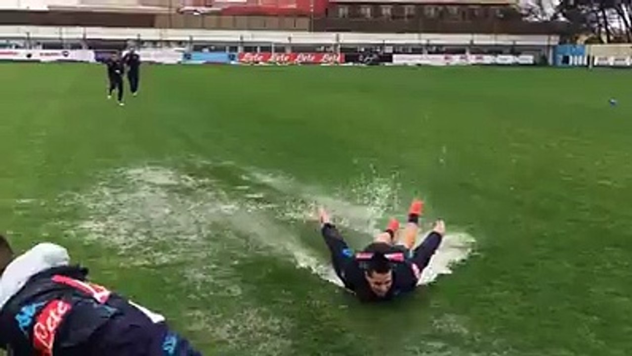 Les joueurs de Naples se lancent dans un concours de plongeons à l'entraînement