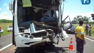 Acidente entre ônibus e caminhão em Penápolis