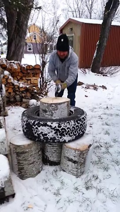 Cette technique ancestrale pour couper du bois est terriblement efficace !