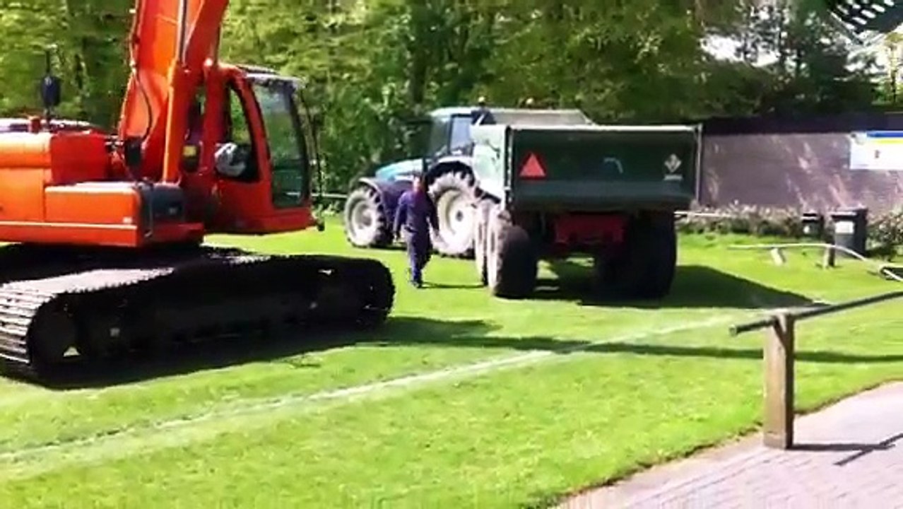 Het begin van het aanleggen van kunstgras bij SV Hatto Heim