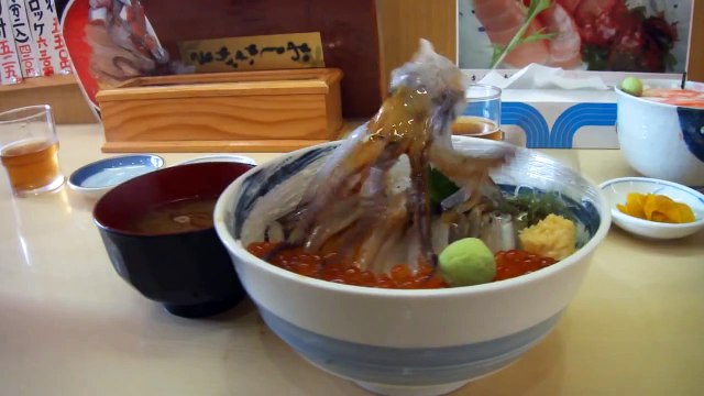 Lula dança em cima da mesa em restaurante japonês