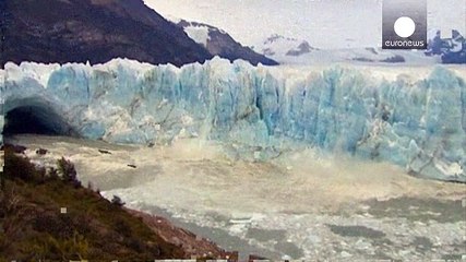 Argentine : la chute spectaculaire d'une arche de glace (VIDÉO)