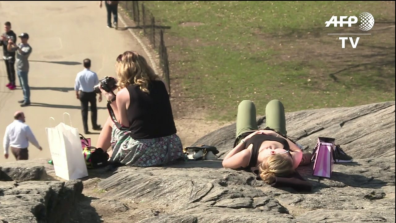 Im Bikini im Central Park - Rekordtemperaturen in New York