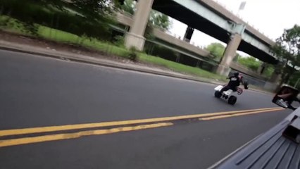 Il se fait ejecté lors d'un choc en quad contre une voiture