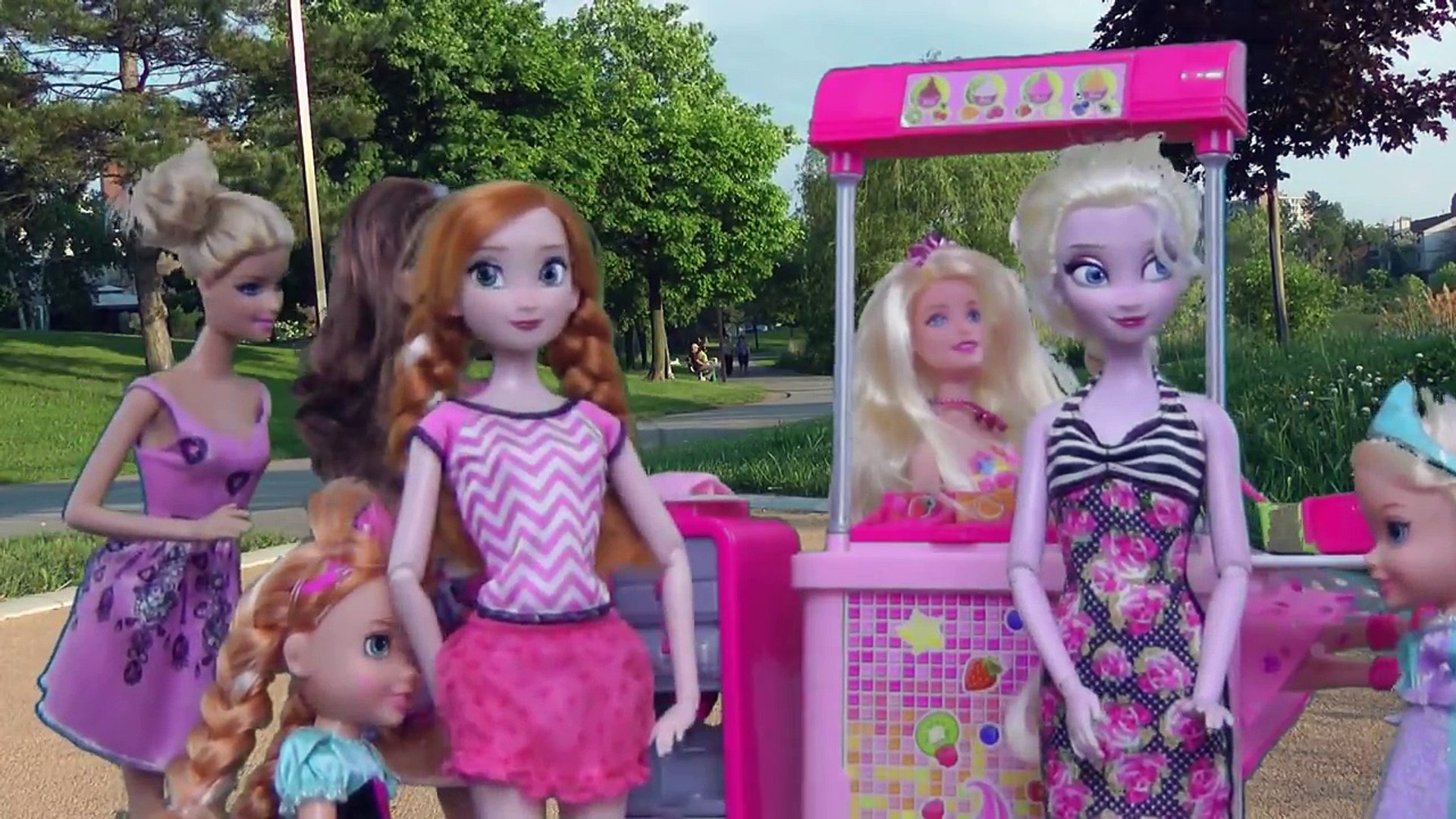 Bad guy STEALS Barbies money ! Elsa, Anna & children HELP the police. Barbie  is afraid ! - Dailymotion Video