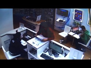 Hırsızın bankamatik kartını çalma anı kamerada