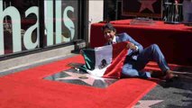 El actor Eugenio Derbez dedica su estrella en Hollywood a los 