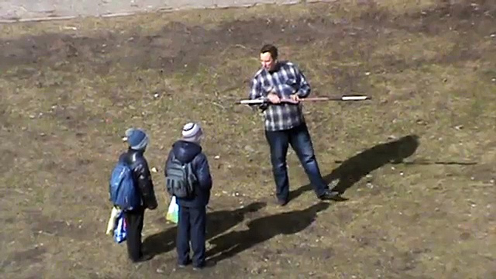 ⁣Школьники и мужчина во дворе ( Молодец мужик умный спортивный удачливый в спорте )