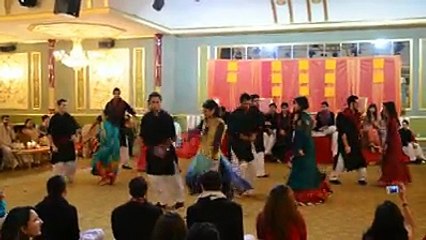 Shaadi Par Naach kar rahi hain