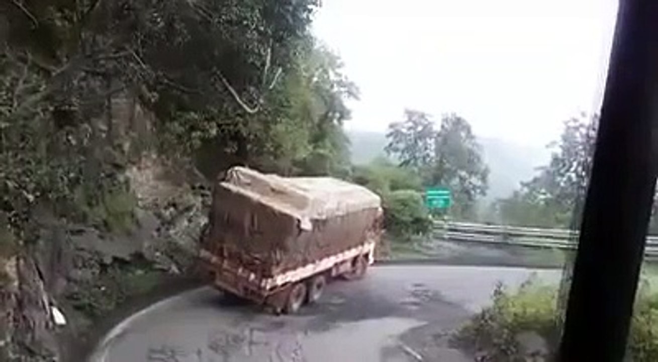 The Foolish Lorry Driver Live Accident in Sabarimalai Kumuli Road at India