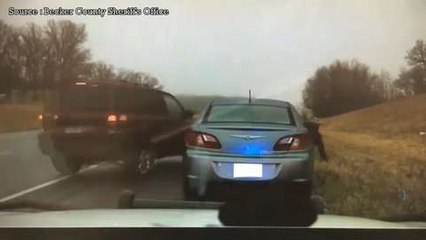 Un policier évite une voiture de justesse lors d'un contrôle routier