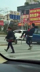 Mladić staricu na rukama prenio preko ceste