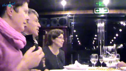 Des voyageurs chantent sur la baie d'Halong