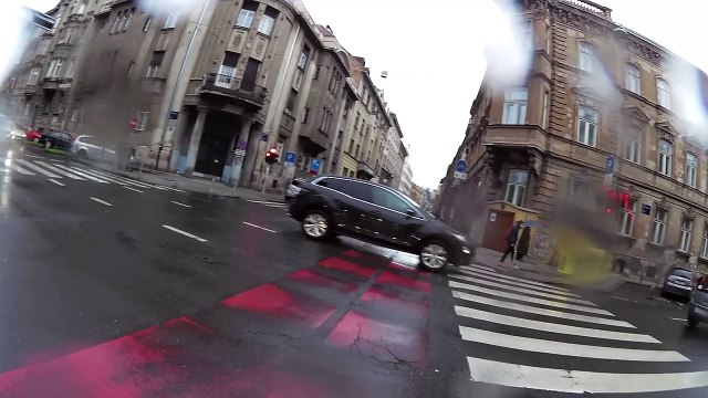 2016-03-11 automobil prolazi kroz crveno