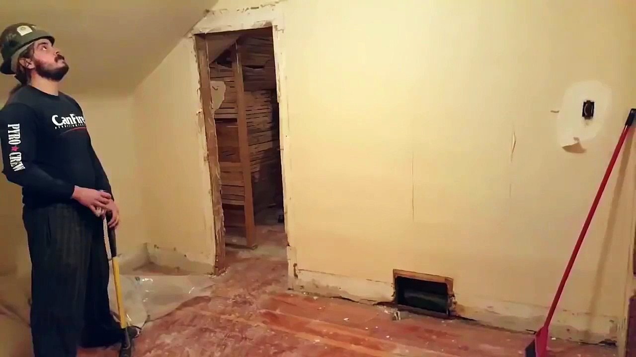 Des ouvriers un peu bourrés s'amusent sur un chantier