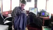 Des pecheurs sauvent un aigle de la noyade et le soignent