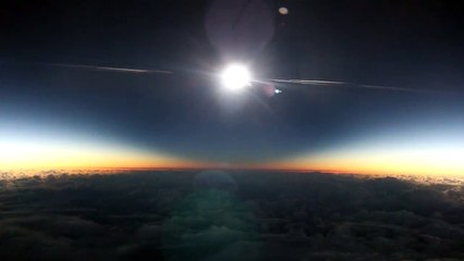 Une éclipse solaire depuis un avion volant à 10 700 mètres d'altitude