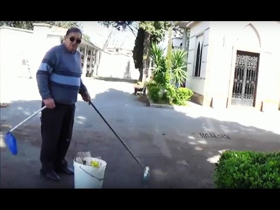 Aversa (CE) - Chi spazza nel cimitero? Cittadini costretti al "fai da te" (10.03.16)