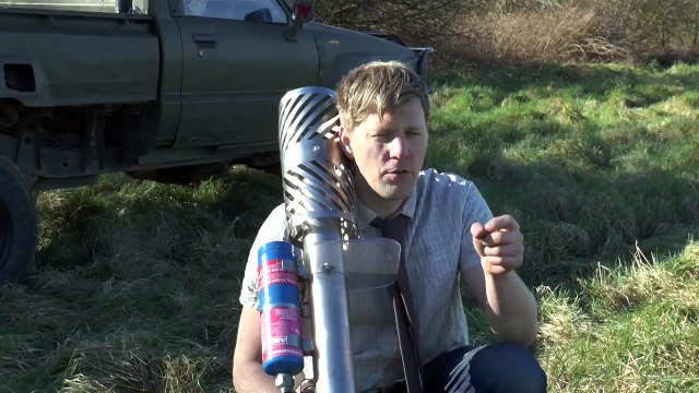 Un barge invente un lance-roquette pour tirer des feux d'artifice !