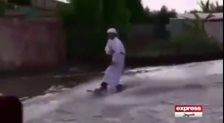 شدید بارشوں سے متاثر متحدہ عرب امارات کی سڑکوں پر منچلے نوجوان کا سرفرنگ کا مظاہرہ ...