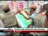 Satpol PP Tertibkan PKL di Trotoar Tanah Abang
