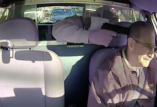 Un homme tente de braquer un taxi devant une voiture de police !