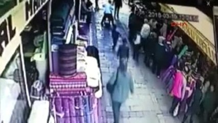 İzmir'de Seyyar Satıcılık Yapan Bir Vatandaşın Yakaladığı Suriyeli Çocuğa Uyguladığı Şiddet...
