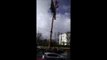 Catastrophe au méxique : un panneau publicitaire s'écrase sur une voiture pendant une tempête