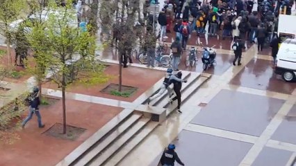 Un policier fait un plaquage musclé à la nuque sur un manifestant à Lyon